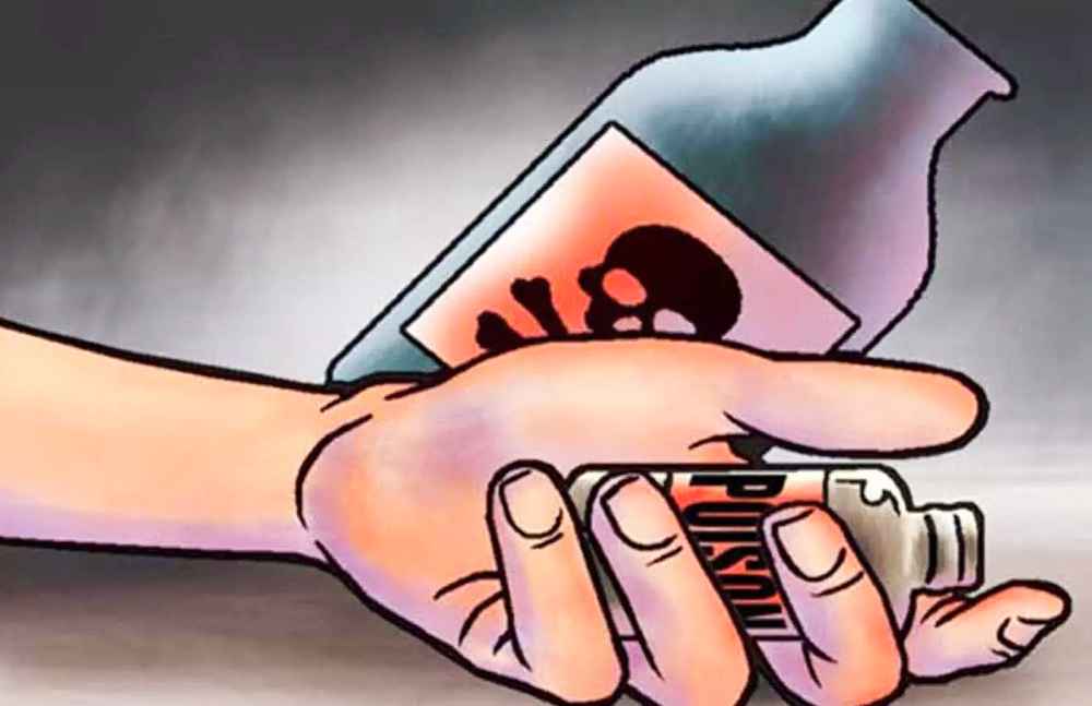 கோவில்பட்டி அருகே பிட் அடித்ததை ஆசிரியர் கண்டித்ததால் விஷம் குடித்த 4 மாணவிகள் மருத்துவமனையில் அனுமதி 