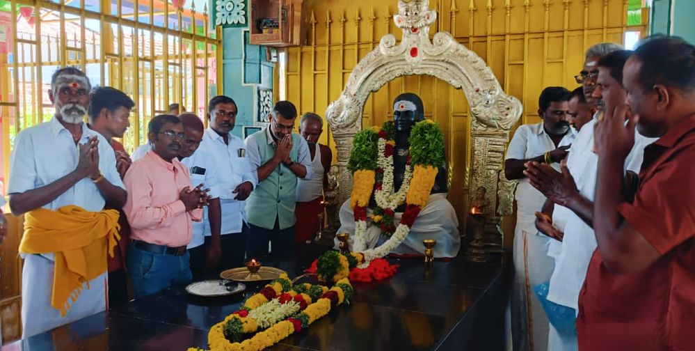 பசும்பொன்  முத்துராமலிங்க தேவர் நினைவிடத்தில் பகுஜன் தேசியக் கட்சியின் தலைவர் மரியாதை செலுத்தினார். 