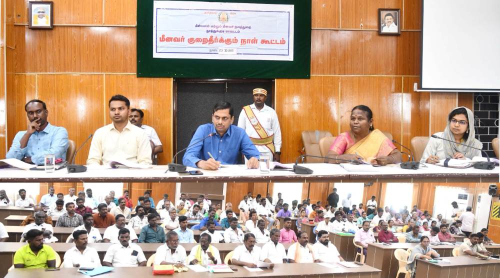 தூத்துக்குடியில் மீனவர் குறை தீர்க்கும் நாள் கூட்டத்தில் பல்வேறு கோரிக்கைகள் வைத்த  மீனவர்கள் - யாருக்குமே மகிழ்ச்சி இல்லை என மாவட்ட ஆட்சியர் வேதனை.