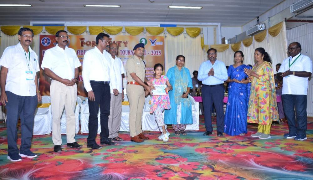 மாவட்ட செஸ் அசோசியேசன் மற்றும் தூத்துக்குடி துறைமுக பொறுப்பு கழகம் சார்பாக நடைபெற்ற செஸ் போட்டி- வெற்றி பெற்றவர்களுக்கு எஸ்பி ஆல்பர்ட் ஜான் பரிசு வழங்கி பாராட்டினார் 