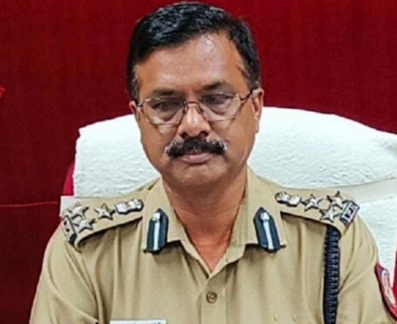 புதிய காவலர்களிடம் சான்று வழங்க பணம் கேட்ட எஸ்பி அலுவலக கண்காணிப்பாளர் சஸ்பெண்ட் - டி.ஐ.ஜி. மூர்த்தி நடவடிக்கை