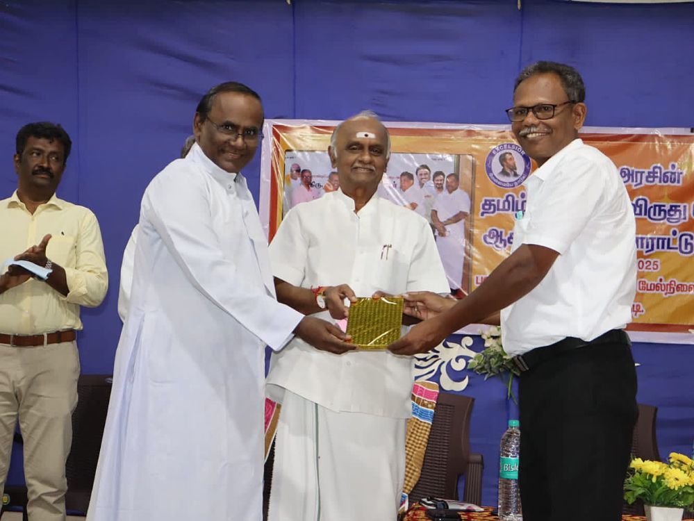 தமிழக அரசின் தமிழ்ச் செம்மல் விருது பெற்ற ஆசிரியருக்குப் பள்ளியில் பாராட்டு விழா