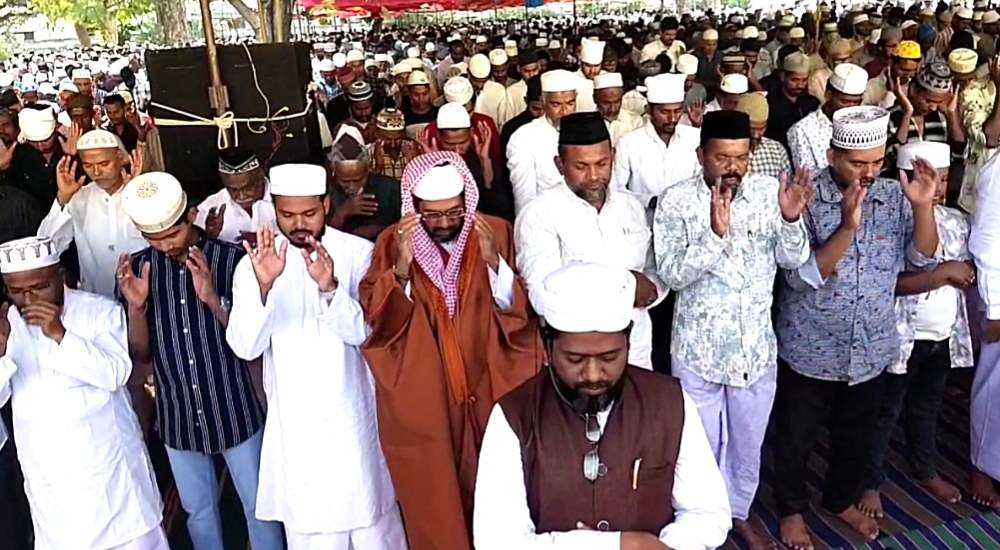 பக்ரீத் பண்டிகையை முன்னிட்டு தூத்துக்குடி ஈத்கா தோட்டத்தில்  இஸ்லாமியர்கள் அன்பு, சகோதரத்துவம், உலக அமைதி வேண்டி சிறப்பு தொழுகை - ஆயிரக்கணக்கான இஸ்லாமியர்கள் பங்கேற்பு