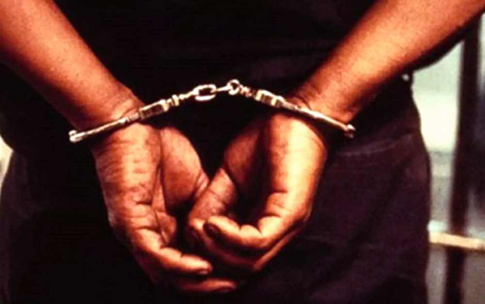 தள்ளி நிற்குமாறு கூறிய ஆட்டோ டிரைவரை எரித்து கொல்ல முயன்ற வாலிபர் கைது