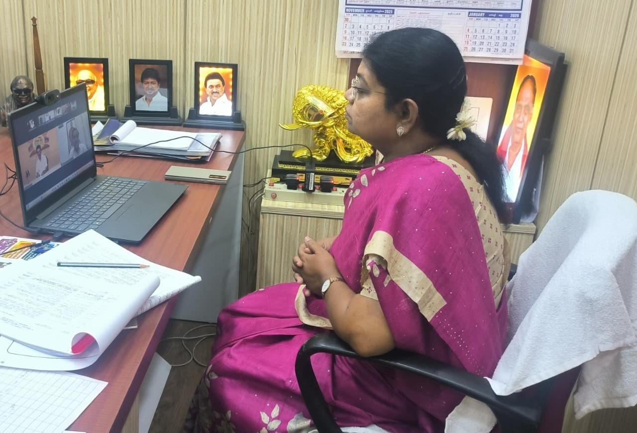முதலமைச்சர் முக.ஸ்டாலின் காணொளி காட்சி மூலம் மாவட்ட செயலர்களுடன் கலந்துரையாடல் அமைச்சர் கீதாஜீவன் பங்கேற்பு