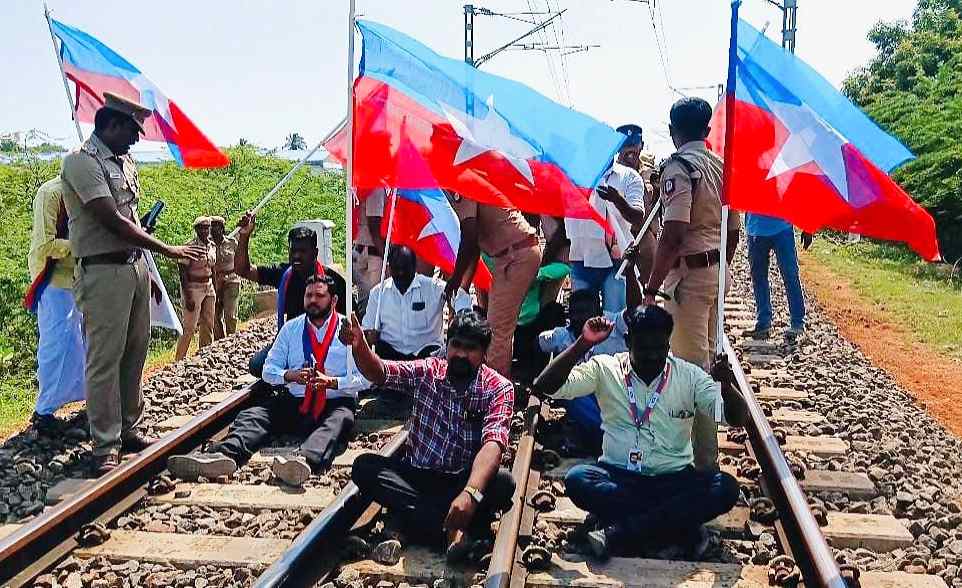 அம்பேத்கர் குறித்து அவதூறு கருத்து- அமித்ஷாவை கண்டித்து திருச்செந்தூரில் ரயில் மறியலில் ஈடுபட முயன்ற விசிகவினர் கைது