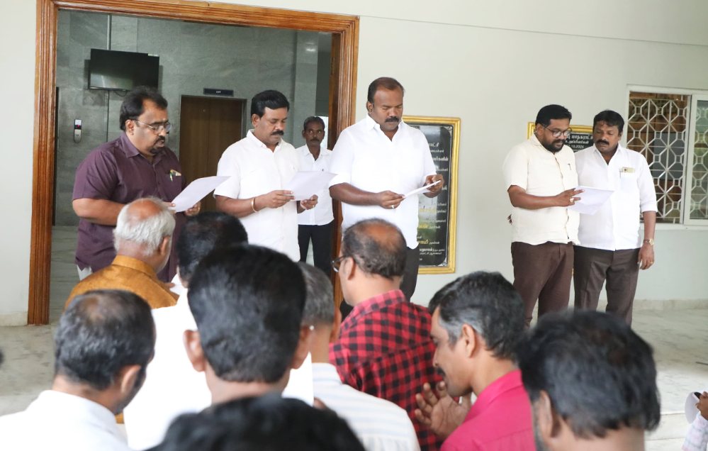 தூத்துக்குடி மாநகராட்சியில் மேயர் ஜெகன் பெரியசாமி இந்திய அரசமைப்பு உறுதிமொழி எடுத்துக் கொண்டார்