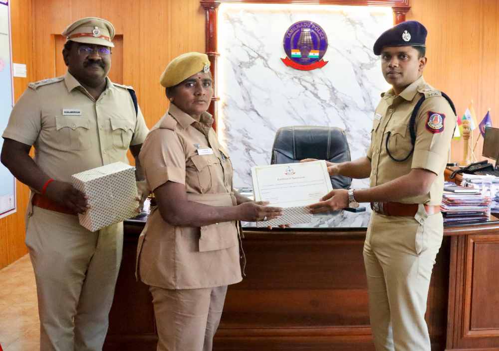 ஊர்க்காவல் படையில் 20 வருடங்கள் பணி நிறைவு செய்த 10 ஊர்க்காவல் படை வீரர்களுக்கு மாவட்ட எஸ்பி. ஆல்பர்ட் ஜான் பாராட்டு