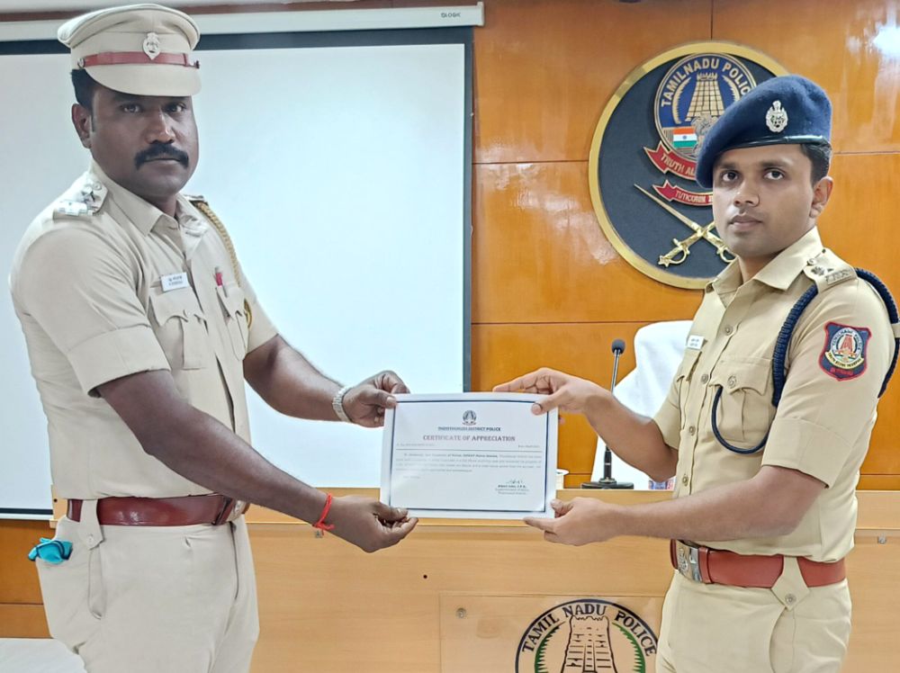 தூத்துக்குடி மாவட்டத்தில் சிறப்பாக பணியாற்றிய இன்ஸ்பெக்டர் உட்பட 54 காவல்துறையினருக்கு மாவட்ட எஸ்பி ஆல்பர்ட் ஜான் சான்றிதழ் வழங்கி பாராட்டினார் 