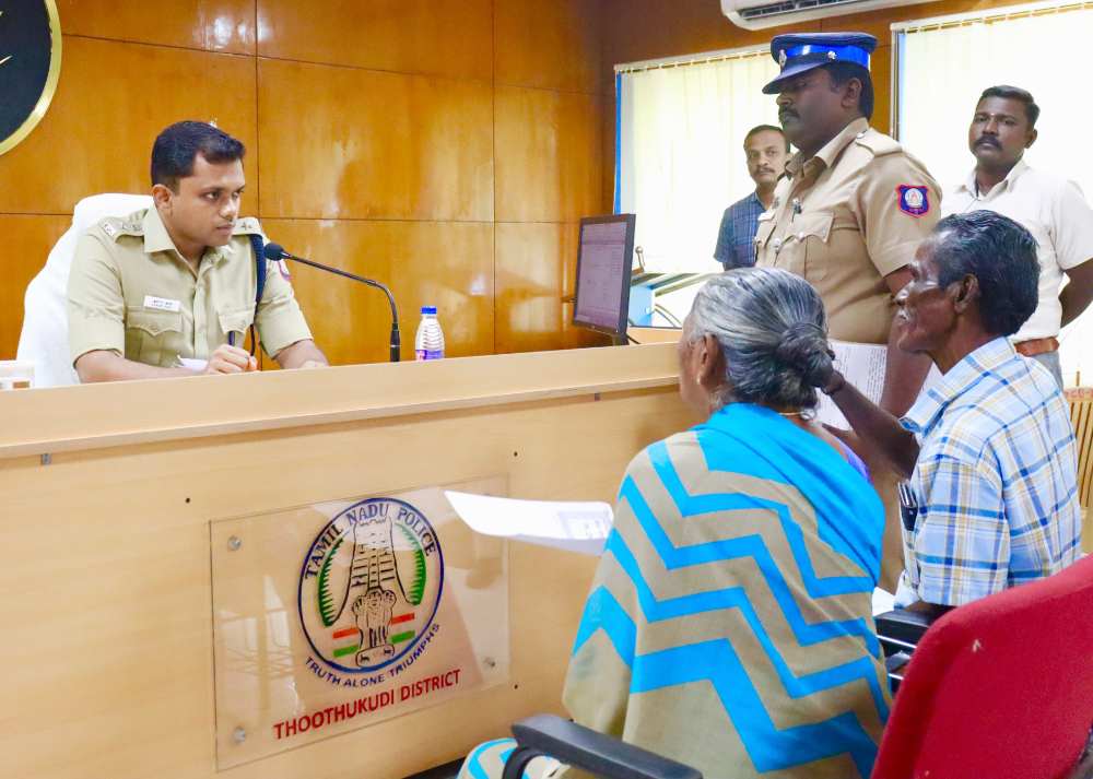 பொதுமக்களின் குறைகளை கேட்டறிந்த தூத்துக்குடி எஸ்பி ஆல்பர்ட் ஜான் - உடனடியாக நடவடிக்கை எடுக்குமாறு காவல்துறை அதிகாரிகளுக்கு உத்தரவு