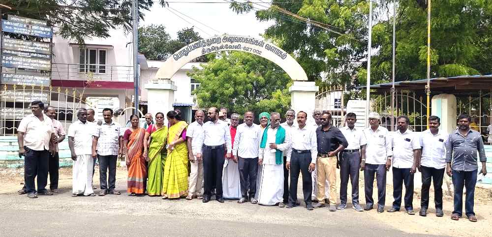 திருநெல்வேலி - திருச்செந்தூர் நெடுஞ்சாலை விபத்தை தடுக்க தாமிரபரணி ஆற்றங்கரையில் தடுப்புச் சுவர்  தாமிரபரணி பாதுகாப்பு இயக்கம் கோரிக்கை