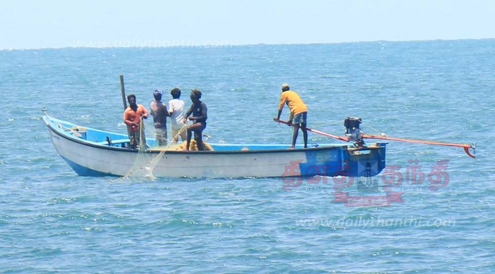 தூத்துக்குடியில் இருந்து மீன்பிடிக்க கடலுக்குச் சென்ற 6 மீனவர்கள் மாயம் - ஹெலிகாப்டர் மூலம் கண்டுபிடித்து தரும்படி தமிழக அரசுக்கு கோரிக்கை.