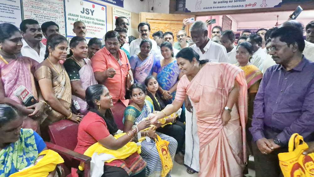 தூத்துக்குடியில் உதயநிதி ஸ்டாலின் பிறந்தநாளை முன்னிட்டு அரசு மருத்துவமணையில் பிறந்த குழந்தைகளுக்கு அமைச்சர் கீதாஜீவன் தங்கமோதிரம் அணிவித்தார்