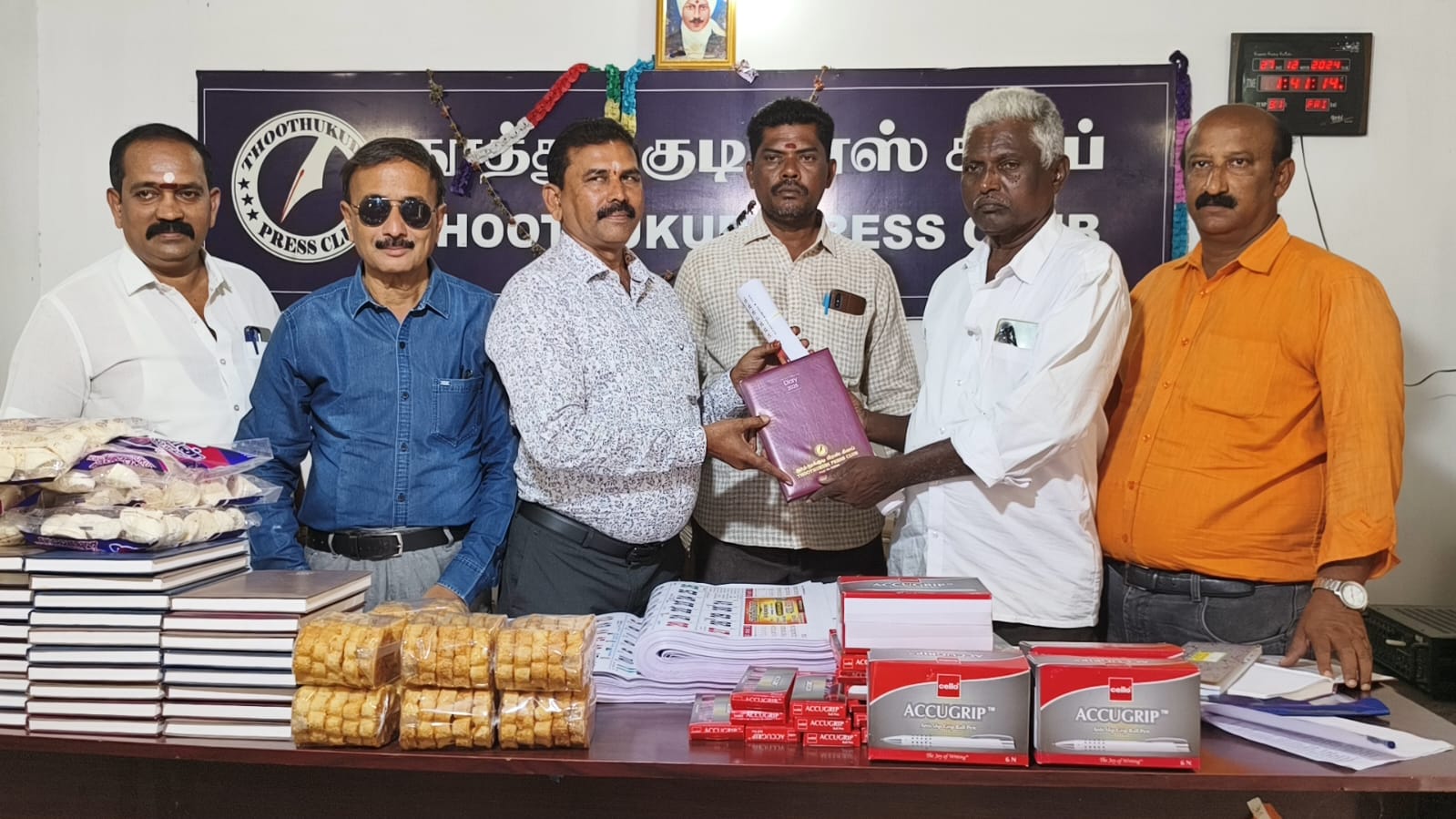 தூத்துக்குடி பிரஸ் கிளப் சார்பில்  பத்திரிகையாளர்களுக்கு புத்தாண்டு பரிசுகள் வழங்கப்பட்டது