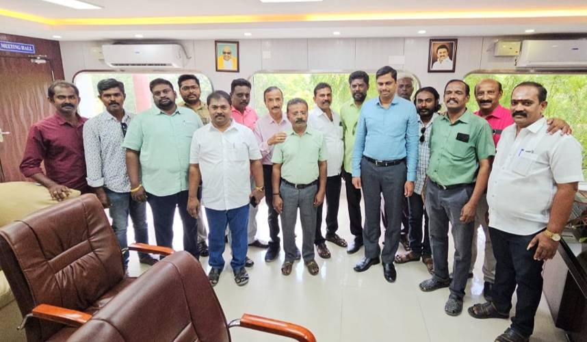 தூத்துக்குடி பிரஸ்கிளப் புதிய நிா்வாகிகள் கலெக்டர் இளம்பகவத்தை சந்தித்து வாழ்த்து பெற்றனர்