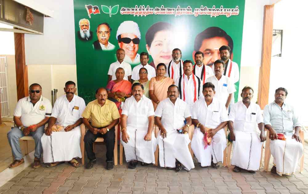 தூத்துக்குடி: மாற்றுக்கட்சிகளை சார்ந்த நிர்வாகிகள் அதிமுகவில் இணைந்தனர்
