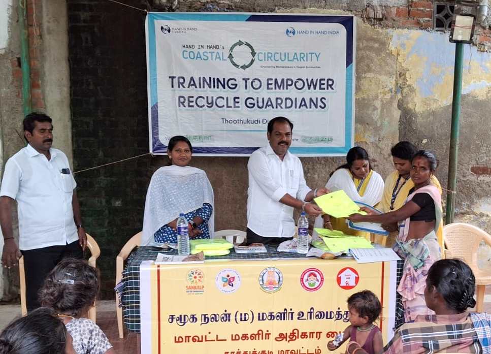 ஆத்தூரில் பிளாஸ்டிக் குப்பைகளை சேகரித்து தரம் பிரித்து பூமிக்கு உதவும் மறுசுழற்சி பாதுகாவலர்களுக்கான பயிற்சி முகாம் மற்றும் பாதுகாப்பு உபகரணங்கள் வழங்கும் நிகழ்ச்சி
