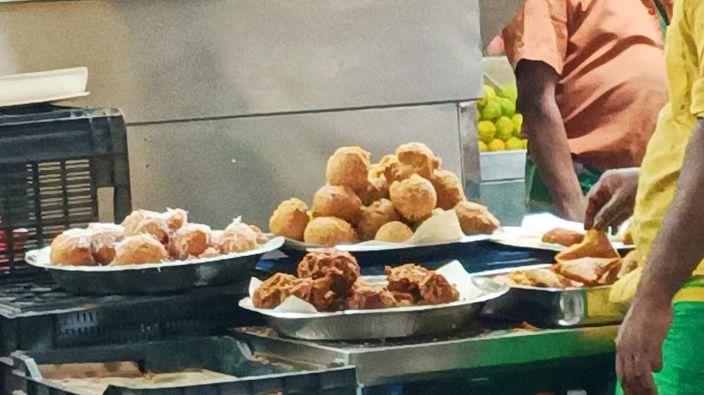 தூத்துக்குடியில் நியூஸ் பேப்பரில் வடை விற்பனை செய்த 32 கடைகள் மீது நடவடிக்கை - உணவு பாதுகாப்புத் துறை அதிரடி