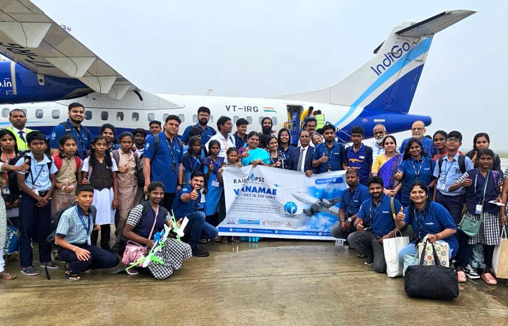 குழந்தைகளின் கனவை நனவாக்கிய  வானமே எல்லை- அமைச்சர் கீதா ஜீவனுடன் விமானத்தில் பறந்து சென்ற பள்ளி குழந்தைகள் 
