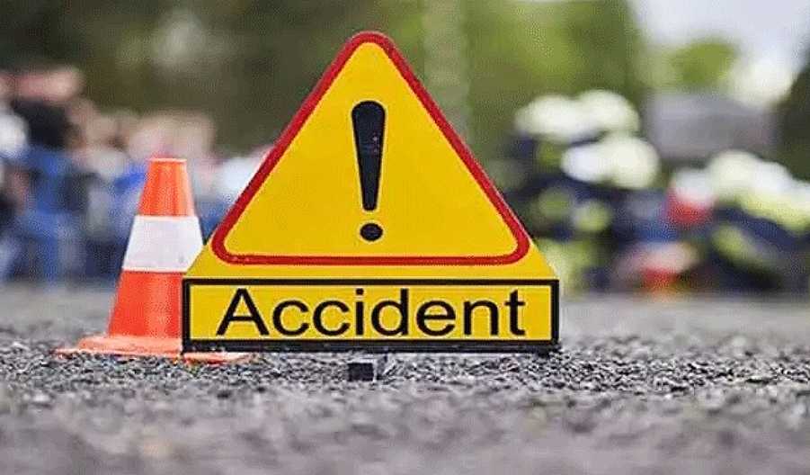 ஓட்டப்பிடராம் அருகே சாலையோர கடையில் இருசக்கர வாகனம் மோதி விபத்து - மனைவி பலி, கணவன் படுகாயம் 