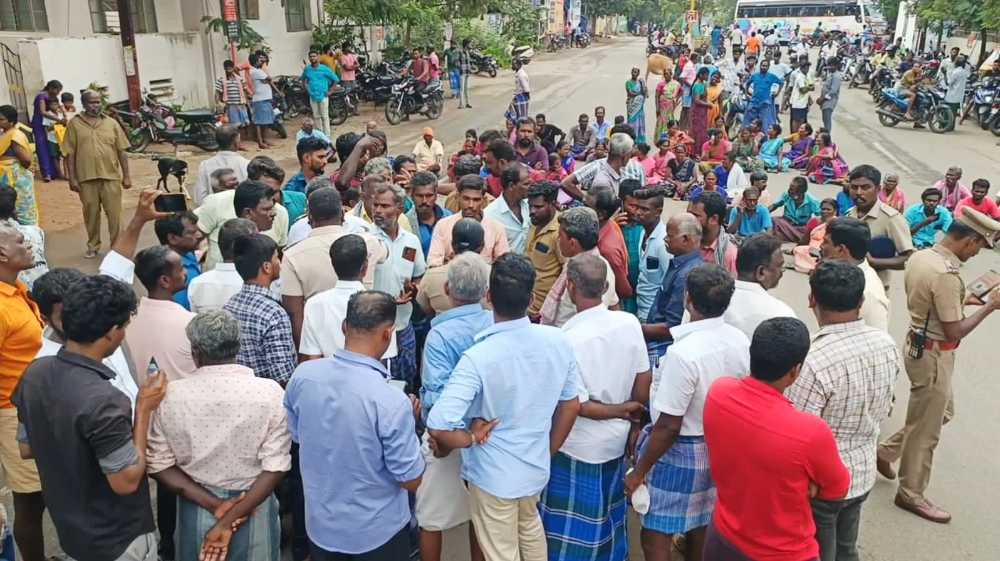 சரக்கு வாகனம் மோதி விவசாயி உயிரிழப்பு - உடலை வாங்க மறுத்து கோவில்பட்டி அரசு மருத்துவமனை முன்பு உறவினர்கள் போராட்டம்