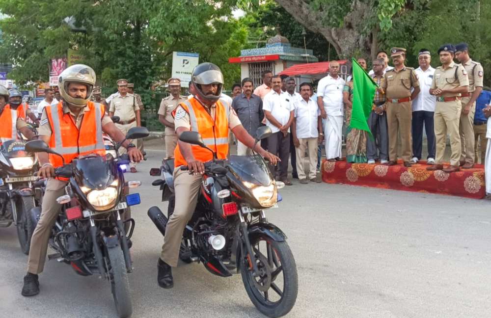 தூத்துக்குடியில் GPS பொருத்தப்பட்ட காவல்துறை இருசக்கர வாகனங்களை டி.ஐ.ஜி மூர்த்தி கொடியசைத்து தொடங்கி வைத்தார்.
