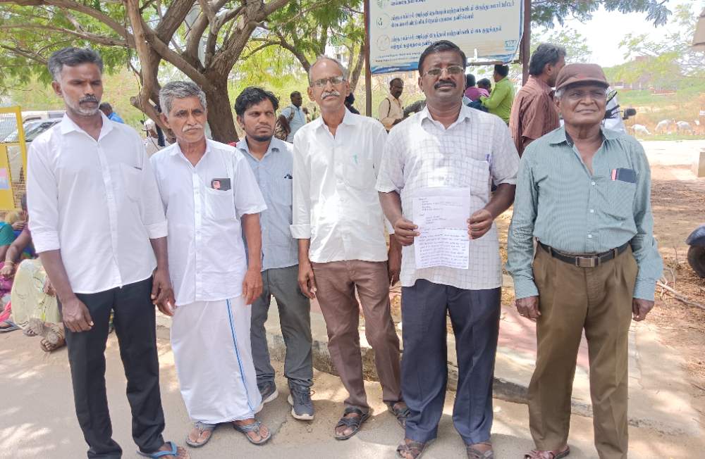 அரசு விதிகளை மீறி குளத்தில் கரிசல் மண் எடுப்பதை தடுக்கக்கோரி தூத்துக்குடி மாவட்ட ஆட்சியரிடம் மனு