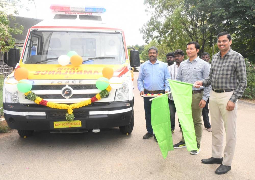 24 மணி நேரமும் இயங்கும் இலவச அவசர கால வாகனம் - தூத்துக்குடி மாவட்டத்தில் முதன்முறையாக பொதுமக்களின் பயன்பாட்டிற்காக கலெக்டர் இளம்பகவத் கொடியசைத்து துவக்கி வைத்தார்