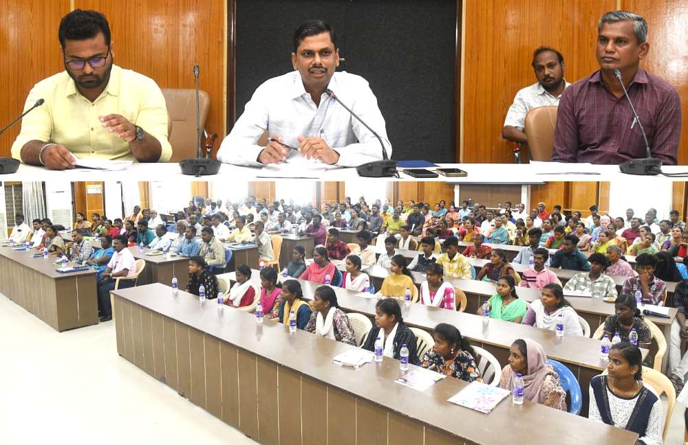தூத்துக்குடி மாவட்டத்தில் குழந்தைகளின் படிப்பை யாரேனும் தடுத்தால் கல்வி உரிமைச் சட்டத்தின்படி உரிய நடவடிக்கை எடுக்கப்படும் - மாவட்ட ஆட்சித்தலைவர் இளம்பகவத்