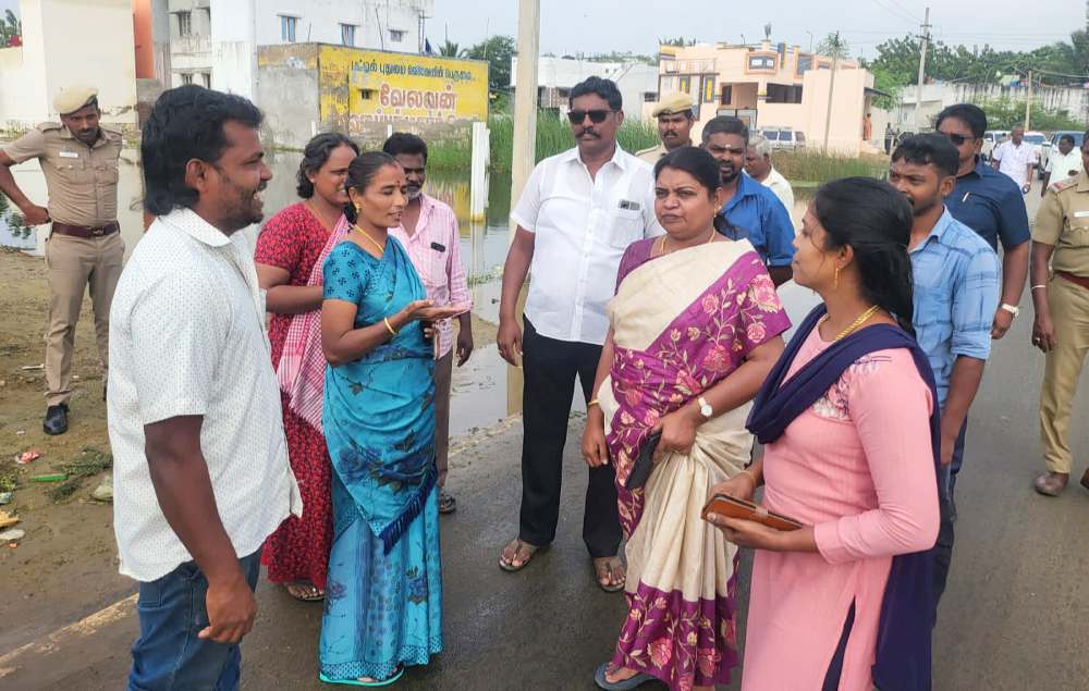 தூத்துக்குடி ஜெ.ஜெ, திருவிக நகர் பகுதியில் வெள்ளநீரை வெளியேற்ற ராட்சத மின்மோட்டார்கள் -அமைச்சர் கீதாஜீவன் ஆய்வு