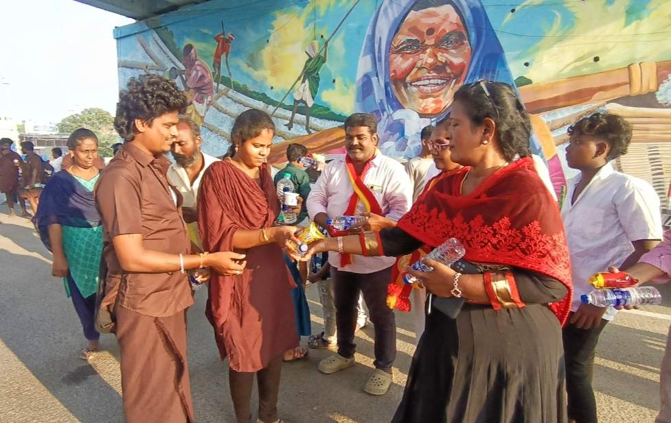 தூத்துக்குடியில் பாதயாத்திரை செல்லும் பக்தர்களுக்கு பிஸ்கட் தண்ணீர் பாட்டில் மற்றும் ஒளிரும் ஸ்டிக்கர் தவெகவினர் வழங்கினர்