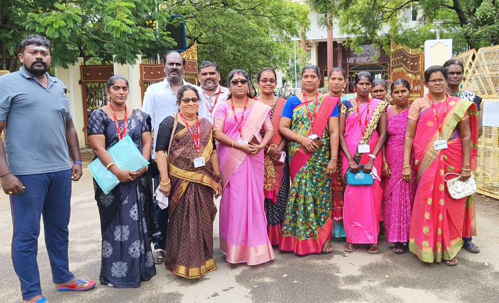 தீபாவளி போனஸ் வழங்கக்கோரி தூத்துக்குடி மாவட்ட ஆட்சியர் அலுவலகத்தில் ஹச்.எம்.எஸ் கட்டுமான அமைப்பு சாரா தொழிலாளர் பேரவையினர் மனு அளித்தனர்.