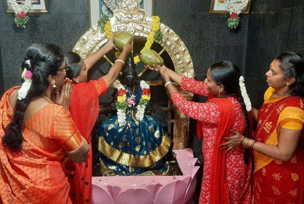 விவசாயம் வளம்பெற தூத்துக்குடி திருவிக நகர் சக்திபீடத்தில் பெண்கள் இளநீர் அபிஷேகம்