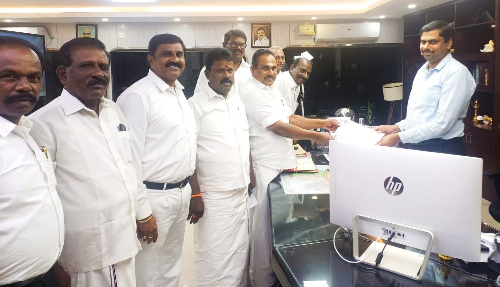 அமலிநகர் மீனவர்களுக்கு ஆதரவாக தூண்டில் வளைவு கேட்டு தூத்துக்குடி மாவட்ட ஆட்சியரிடம் அதிமுக சார்பில் முன்னாள் அமைச்சர் எஸ்.பி. சண்முகநாதன் கோரிக்கை மனு வழங்கினார்