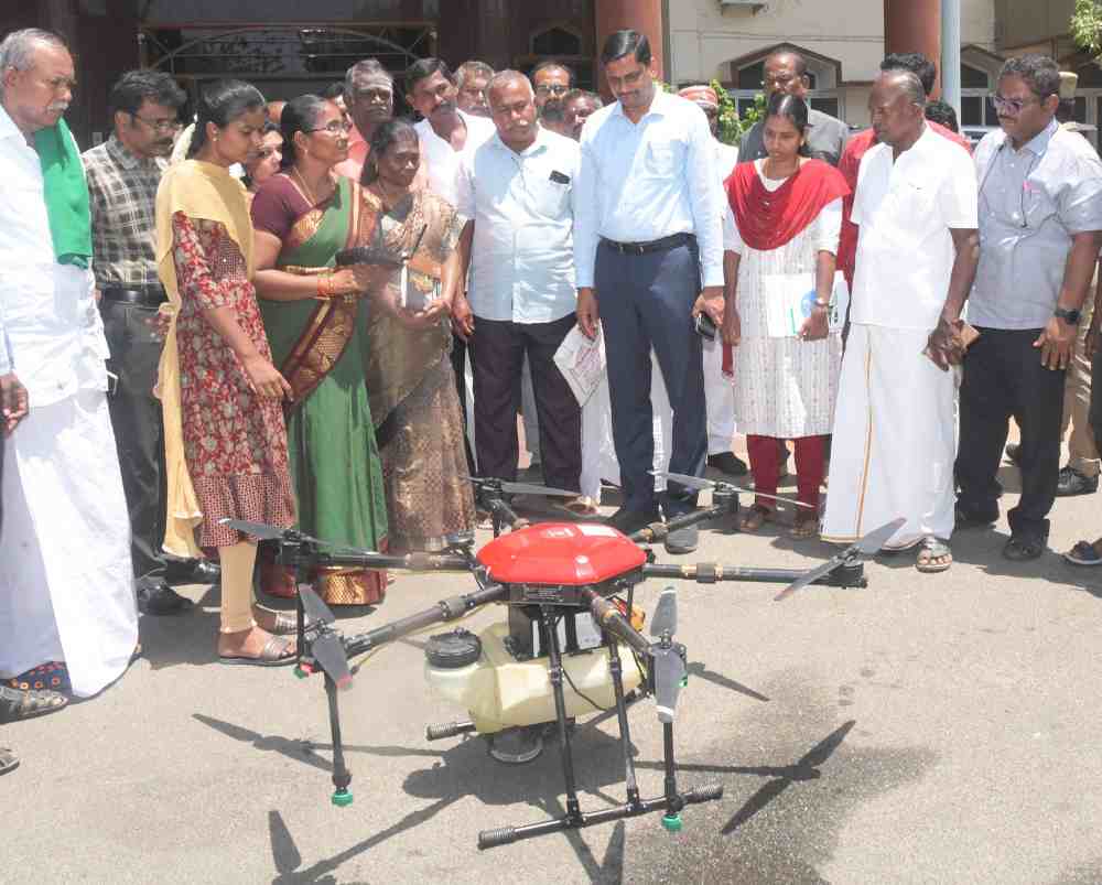 ட்ரோன் மூலம் மருந்து தெளிக்கும் முறை- விவசாயிகள் தொடர்பு கொண்டு பயன்பெறலாம்- தூத்துக்குடி கலெக்டர் தகவல் 