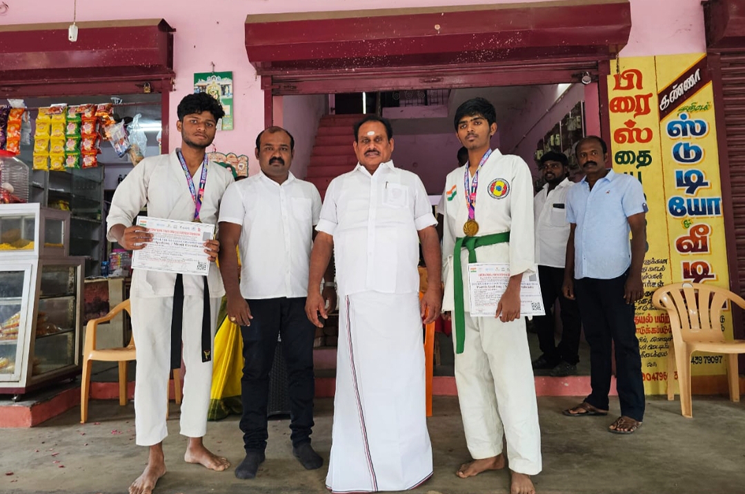சர்வதேச கராத்தே போட்டியில் வெற்றி பெற்று சாதனை படைத்த மாணவர்கள் அதிமுக முன்னாள் அமைச்சரிடம் வாழ்த்து பெற்றனர்