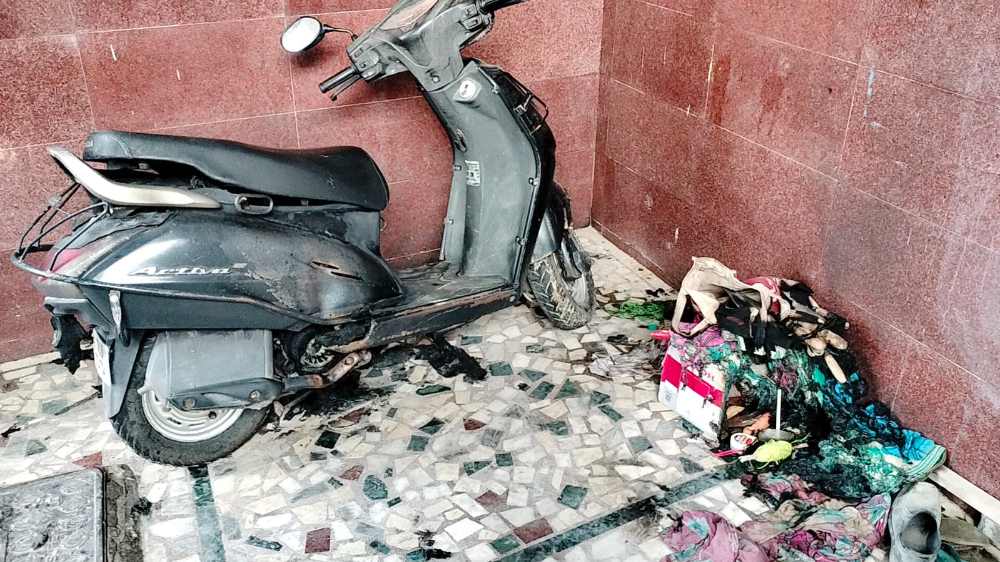 தூத்துக்குடியில் வீட்டின் முன்பு நிறுத்தி வைத்திருந்த பைக்குகளுக்கு தீ வைப்பு- மர்ம நபர்களுக்கு போலீஸ் வலைவீச்சு 