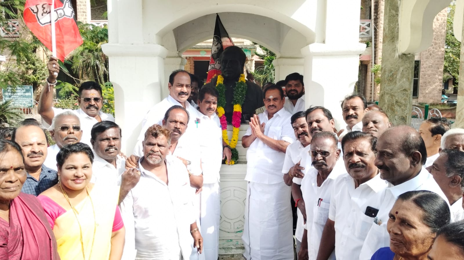 பேரறிஞர் அண்ணாவின்&nbsp;57வது நினைவு தினம்- அதிமுக சார்பில் முன்னாள் அமைச்சர் எஸ்.பி. சண்முகநாதன் மாலை அணிவித்து மரியாதை 