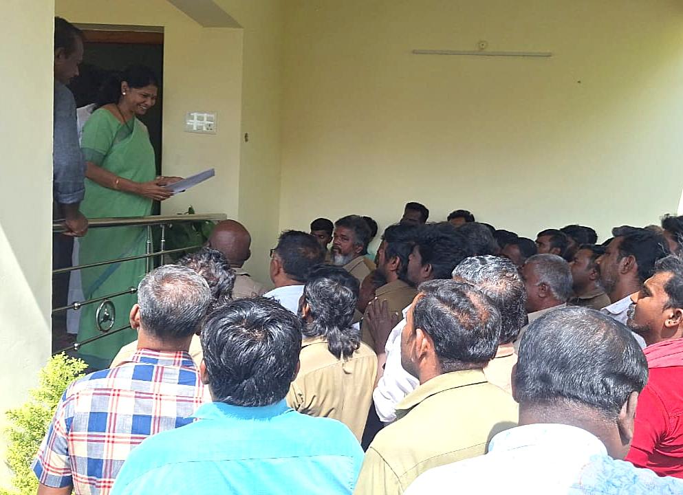 பசுமை காப்பர் உற்பத்தி முறையில் தூத்துக்குடி ஸ்டெர்லைட் ஆலையை திறக்க சிறப்பு தீர்மானம் கொண்டுவர வேண்டும் - ஆட்டோ ஓட்டுநர்கள் கனிமொழி எம்பி-யிடம் மனு