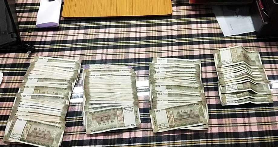 தூத்துக்குடி ஊராட்சி ஒன்றிய அலுவலகத்தில் லஞ்ச ஒழிப்பு போலீசார் அதிரடி சோதனை- கணக்கில் வராத ரூ1.22 லட்சம் பறிமுதல்