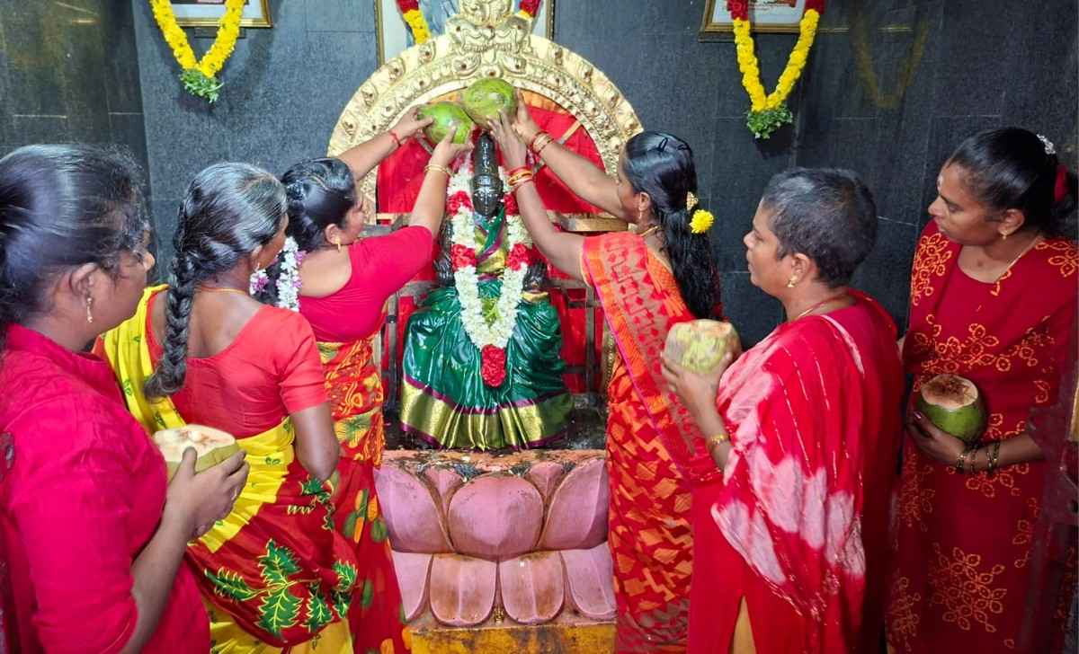 விவசாயம் வளம்பெற தூத்துக்குடி திருவிக நகர் சக்திபீடத்தில் பெண்கள் இளநீர் அபிஷேகம்