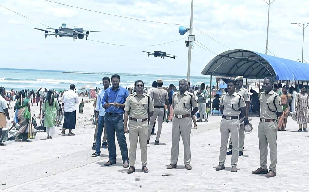 தூத்துக்குடி மாவட்ட காவல்துறை சார்பாக புதிய ட்ரோன் கண்காணிப்புக் குழு - மாவட்ட எஸ்பி திருச்செந்தூர் கோவில் வளாகத்தில் தொடங்கி வைத்தார்