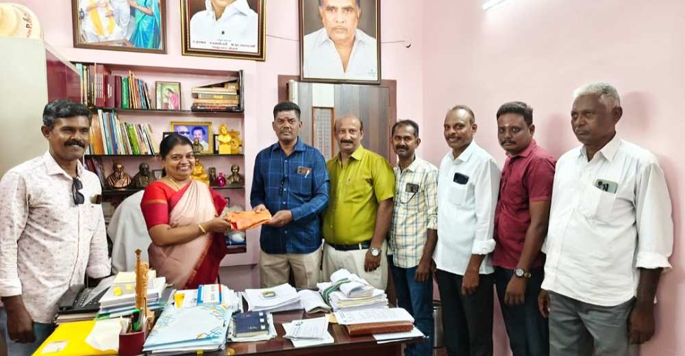 தூத்துக்குடி பிரஸ்கிளப் புதிய நிா்வாகிகள் அமைச்சர் கீதாஜீவனை சந்தித்து வாழ்த்து பெற்றனர்