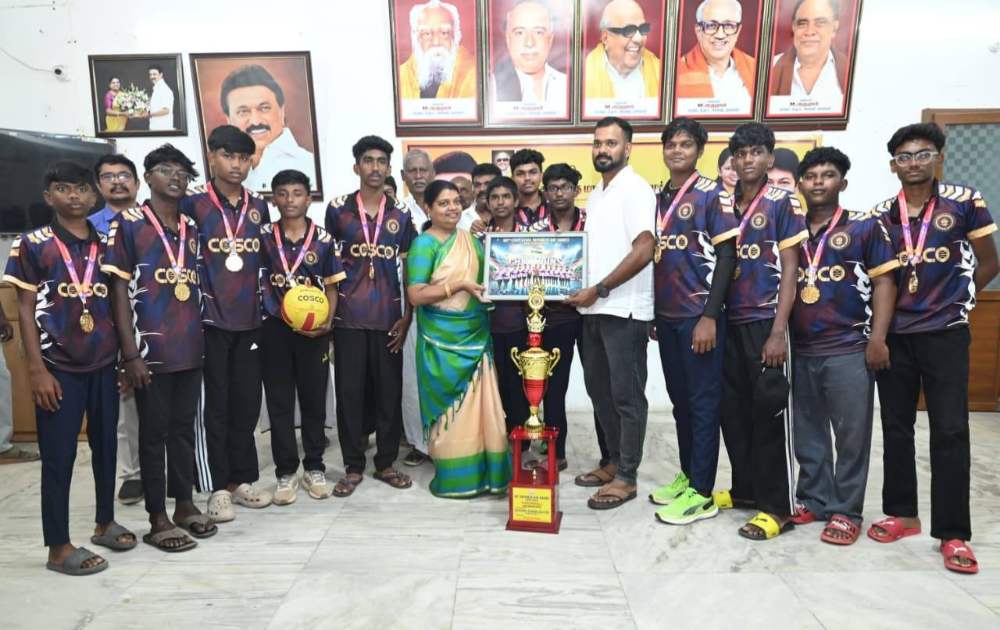 மாவட்ட அளவிலான எரிபந்தாட்ட போட்டியில் வெற்றி பெற்ற மாணவா்கள் அமைச்சா் கீதாஜீவனிடம் வாழ்த்து பெற்றனர்